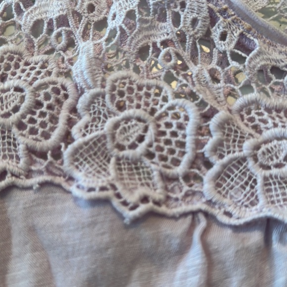 Abercrombie & Fitch lavender scalloped lace tank, XS - Picture 3 of 4
